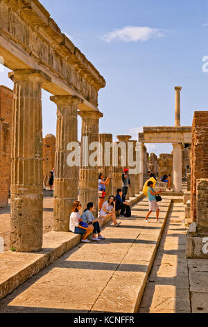 Columnas en la zona del Fórum en las ruinas de la ciudad romana de Pompeya Scavi en Pompeya, cerca de Nápoles, Italia.
