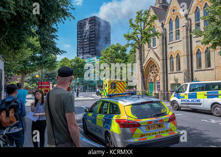 El trágico incendio en la torre grenfell en el norte de Kensington, Londres el 14 de junio de 2017.