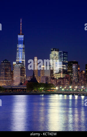 La vista nocturna del horizonte del bajo Manhattan con una torre del World Trade Center en Financial Distric y Brooklyn.Manhattan,New York City,New York.USA