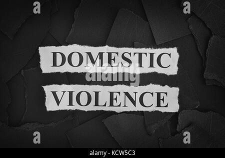 Los pedazos de papel negro y palabras violencia doméstica. Concepto imagen. blanco y negro. closeup.
