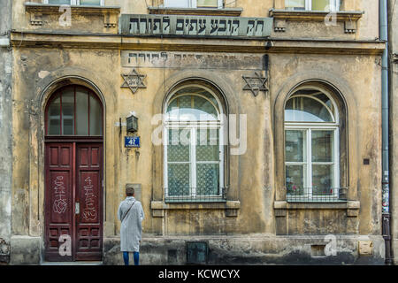 Antigua casa de estudios del Talmud en el barrio judío, kazimeirz en Cracovia, Polonia, 16 de septiembre de 2017 Foto de stock