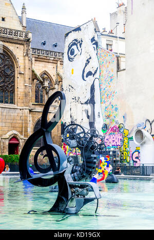 Fuente Stravinsky junto al Centro Pompidou en París, Francia Foto de stock