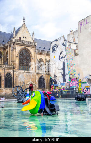 Fuente Stravinsky junto al Centro Pompidou en París, Francia Foto de stock