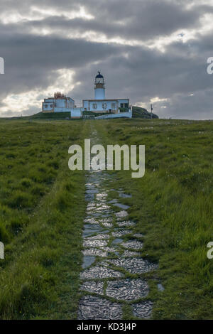 Sendero empedrado que conduce a neist point faro en la isla de Skye, Escocia Foto de stock