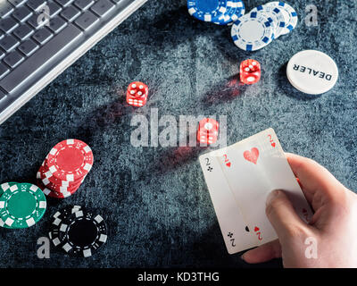 Juego de poker chip o contador con tarjeta, equipo de dados.
