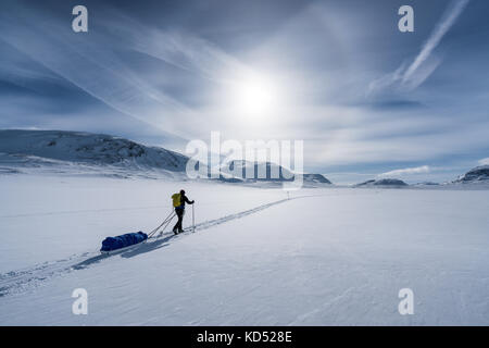 Esquí de travesía en el macizo montañoso kebnekaise, kiiruna, Suecia, Europa