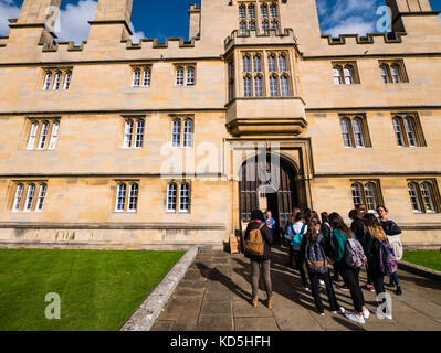 Los turistas fuera de entrada a Wadham College, Oxford, Oxford, Inglaterra Foto de stock