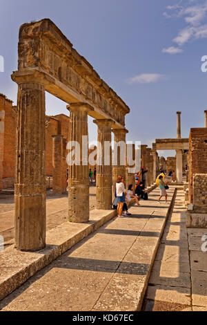 Columnas en la zona del Fórum en las ruinas de la ciudad romana de Pompeya Scavi en Pompeya, cerca de Nápoles, Italia.
