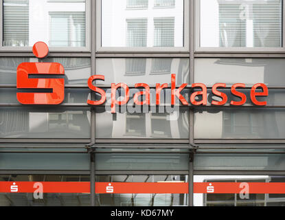 Sparkasse logotipo alemana de bancos de ahorro y edificio Foto de stock