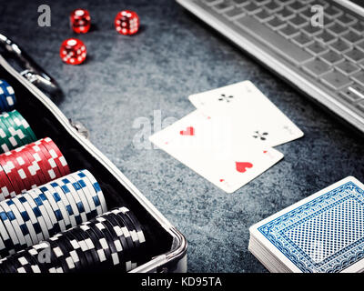 Juego de poker chip o contador con tarjeta, dados en caja de metal y el ordenador.