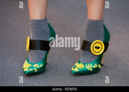 Milán - 21 de septiembre: mujer con verde prada zapatos con tacón de oro un  botón amarillo antes de prada Fashion Show, la semana de la moda de Milán  street style on sep Fotografía de stock - Alamy