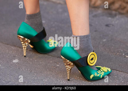 Milán - 21 de septiembre: mujer con verde prada zapatos con tacón de oro un  botón amarillo antes de prada Fashion Show, la semana de la moda de Milán  street style on