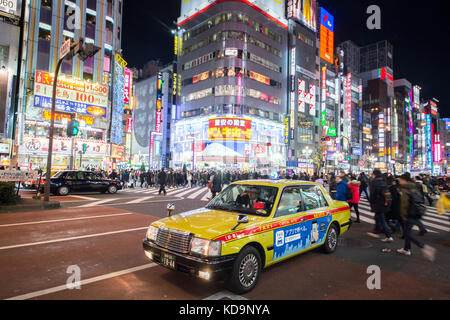 Tokio - Diciembre 31, 2016: Un conductor de taxi está esperando un pasajero en Shinjuko Distrito en Tokio por la noche. Diciembre 31, 2016 Shinjuku es un extraordinario wa