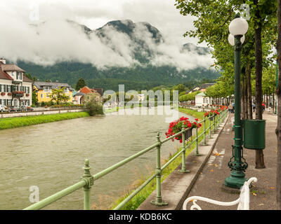 Río Traun en Bad Ischl (Austria) en un día nublado