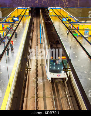 Madrid, España - Dec 24, 2106: metro tren llega a Metro de Madrid Plataforma. El metro de Madrid es un sistema de metro que sirve a la ciudad de Madrid, el 7º mayor Foto de stock