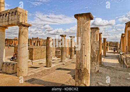Columnas en la zona del Fórum en las ruinas de la ciudad romana de Pompeya Scavi en Pompeya, cerca de Nápoles,