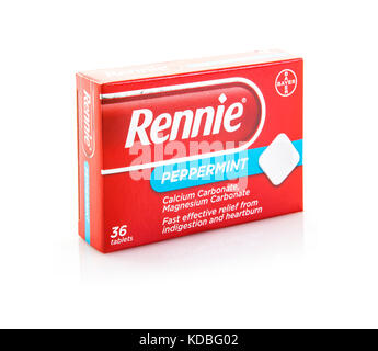 Swindon, Reino Unido - 12 de octubre, 2017: paquete de menta rennie Indigestión y acidez estomacal comprimidos sobre un fondo blanco. Foto de stock