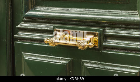 Empuñadura de latón muy bonito en un edificio residencial en París Foto de stock