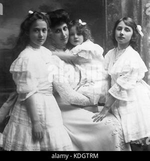 La princesa Margaretha de Suecia (l) con las hermanas Astrid (r) y Martha, que está sentada en la rodilla de su madre, la princesa Ingeborg de Dinamarca. Foto de stock
