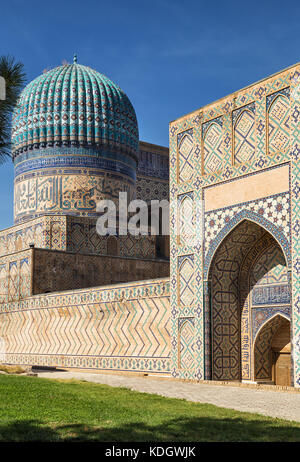 Arquitectura del oriente. fragmento del complejo de la Mezquita de Bibi Khanym, Samarcanda, Uzbekistán Foto de stock