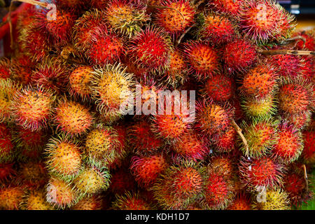 Los antecedentes de las frutas maduras rambutan Foto de stock