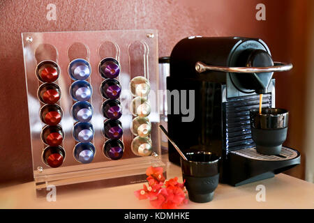 Nuevas cápsulas de nespresso fotografías e imágenes de alta resolución -  Alamy