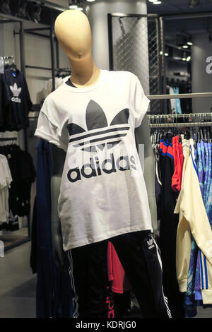 Abreviatura Suponer igual Adidas flagship store en la ciudad de Nueva York, EE.UU Fotografía de stock  - Alamy
