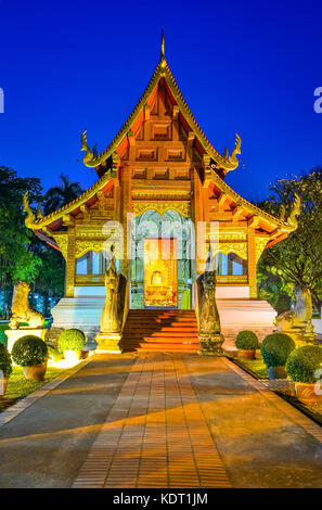 Wat Phra Singh Woramahaviharn situada en la parte occidental del viejo centro de la ciudad de Chiang Mai, Tailandia, Asia