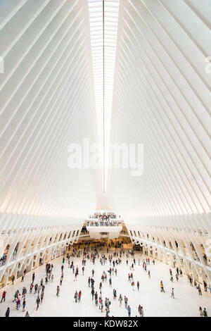 La impresionante arquitectura de la Oculus en el World Trade Center de transportación en la ciudad de Nueva York, Estados Unidos