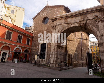 Puerta Esquilina o Arco de Gallieno - Roma, Italia Foto de stock