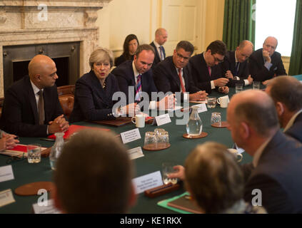La primera ministra Theresa May (tercera izquierda) con la secretaria de Estado para Comunidades y Gobierno local de Sajid Javid (izquierda) y el jefe de estado general Gavin Barwell (tercera izquierda), como anfitriona de una mesa redonda sobre el suministro de vivienda en 10 Downing Street, Londres. Foto de stock