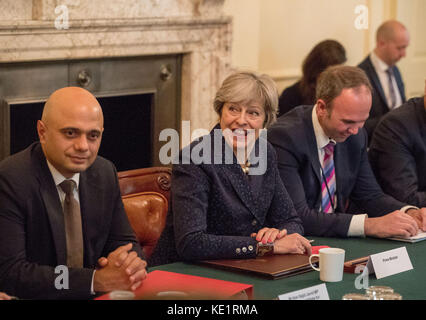 La Primera Ministra Theresa May junto con Sajid Javid, Secretaria de Estado de Comunidades y Gobierno Local (izquierda) y Jefe de Estado Mayor Gavin Barwell (derecha), como anfitriona de una mesa redonda sobre el suministro de viviendas en 10 Downing Street, Londres. Foto de stock