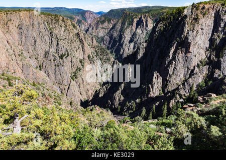 Esquisto y gneis precámbrico, Black Canyon del parque nacional Gunnison, Colorado, EE.UU.