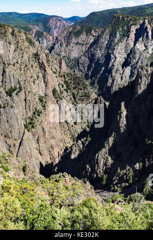 Esquisto y gneis precámbrico, Black Canyon del parque nacional Gunnison, Colorado, EE.UU.