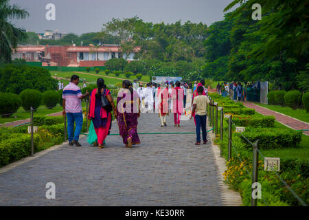 Delhi, India - Septiembre 27, 2017: Personas no identificadas caminando para visitar el templo del Loto, ubicado en Nueva Delhi, India, es una casa de culto bahai Foto de stock
