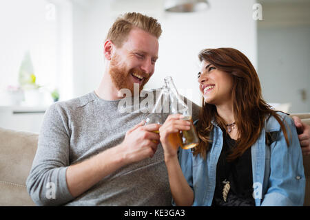 Hermosa joven pareja coquetear y sonriente en casa