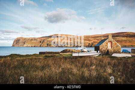 El Boathouse en loch pooltiel milovaig inferior con en el fondo. La isla de Skye, al oeste de Escocia. Foto de stock