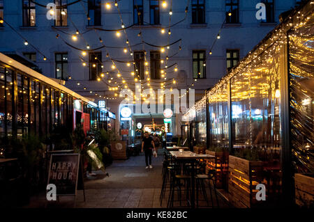 El gozsdu patio, una vez que el centro de Budapest, el barrio de la judería, hoy es popular lugar con restaurantes, pubs y bares. Foto de stock