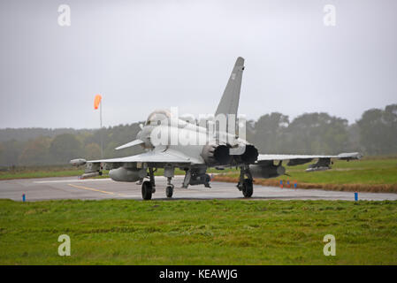 Los UKs Eurofighter Typhoon un bimotor de ala delta-Canard fast jet fighter, algunas de las cuales están basadas en la RAF lLossiemoputh en NE de Escocia.