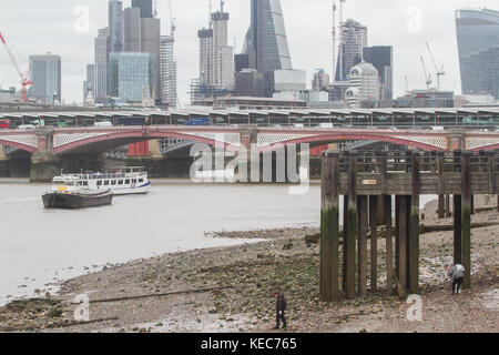Londres, Reino Unido. 20 oct, 2017. La gente camina sobre Londres riverside con marea baja en un día de otoño gris: amer ghazzal crédito/alamy live news