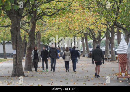 Londres, Reino Unido. 20 oct, 2017. La gente todavía bajo los árboles en London South Bank en un día de otoño gris: amer ghazzal crédito/alamy live news