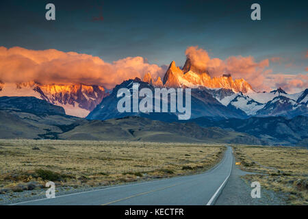 Cerro Fitz Roy rango al amanecer, Cordillera de Los Andes, el Parque Nacional Los Glaciares, camino a El Chaltén, Patagonia, Argentina