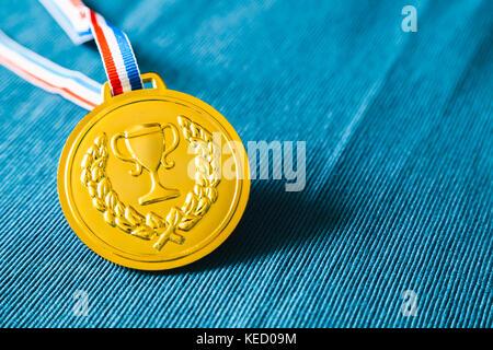 Medalla de oro sobre fondo azul. Foto de stock