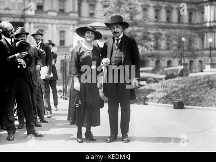 Albert Einstein con su esposa Elsa,estado,Guerra y Marina edificio en el fondo, Washington DC, EE.UU.,Harris & ewing,1921 Foto de stock