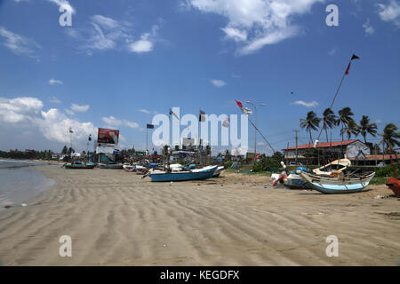 Unawatuna Galle Sri Lanka Provincia Meridional, barcos de pesca en la playa Foto de stock