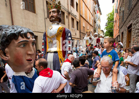 Las murgas de caracteres gigantes, gigantes de irunako erraldoiak, en fiestas de San Fermín en Pamplona, Navarra, norte de España Foto de stock