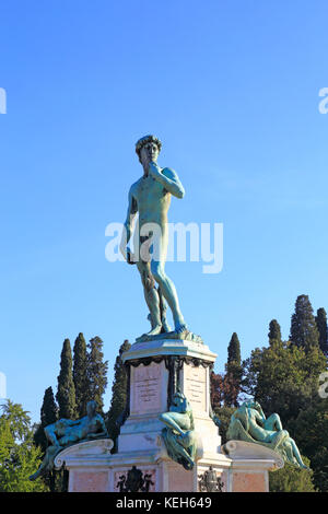 Réplica en bronce del David de Michelangelo en Piazzale Michelangelo, Florencia, Toscana, Italia, Europa. Foto de stock