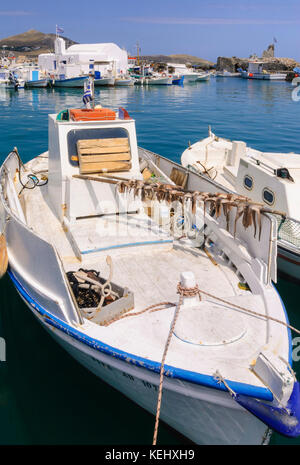 Un pequeño barco pesquero con pulpos colgando a secar en el puerto de Naoussa, Paros, Cyclades, Grecia Foto de stock