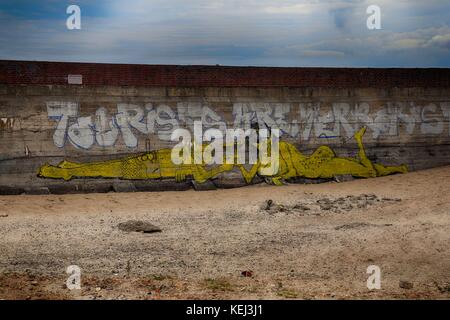 Graffiti en una pared en el antiguo balneario prora en la isla de Rugen en Mecklenburg Vorpommern alemán Foto de stock