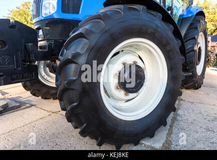 Rusia, Samara - Septiembre 23, 2017: rueda grande de nuevo y moderno tractor agrícola new holland en exhibición en el Volga anual exhibitio agro-industrial
